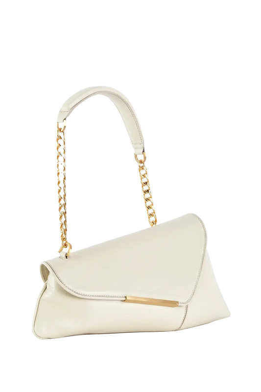 Bolsa branca com alça de corrente dourada e design moderno, ideal para looks sofisticados e funcionais.