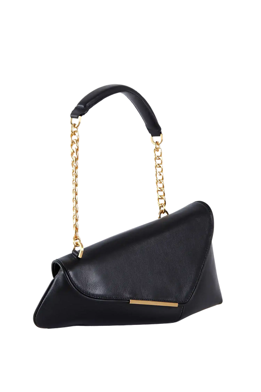Bolsa preta com alça de corrente dourada e design moderno, ideal para looks sofisticados e funcionais.