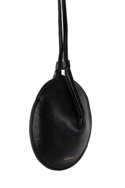 Bolsa circular preta com alça, design brasileiro e sofisticado, ideal para acessórios