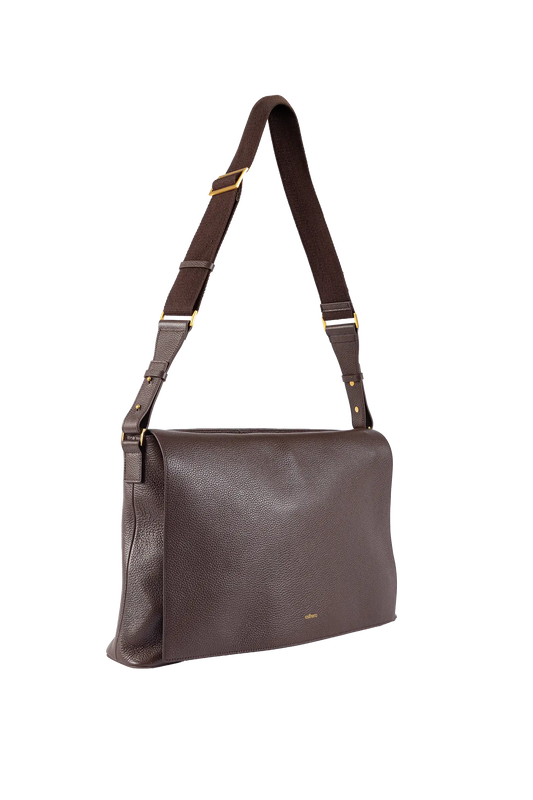 Bolsa tiracolo em couro legítimo na cor marrom claro com fechamento seguro e alça ajustável confortável, design sofisticado e funcional ideal para o dia a dia.