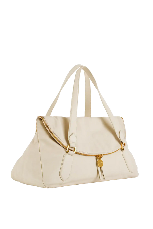 Bolsa branca com zíper dourado e alças elegantes, design sofisticado e funcional