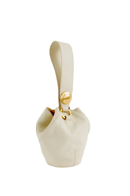 Bolsa de couro bege com alça larga e detalhe dourado, design moderno e sofisticado para uso diário.