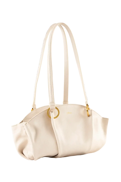 Bolsa baguette em couro legítimo na cor areia com fechamento por zíper e alça de ombro confortável, design sofisticado e funcional ideal para o dia a dia.