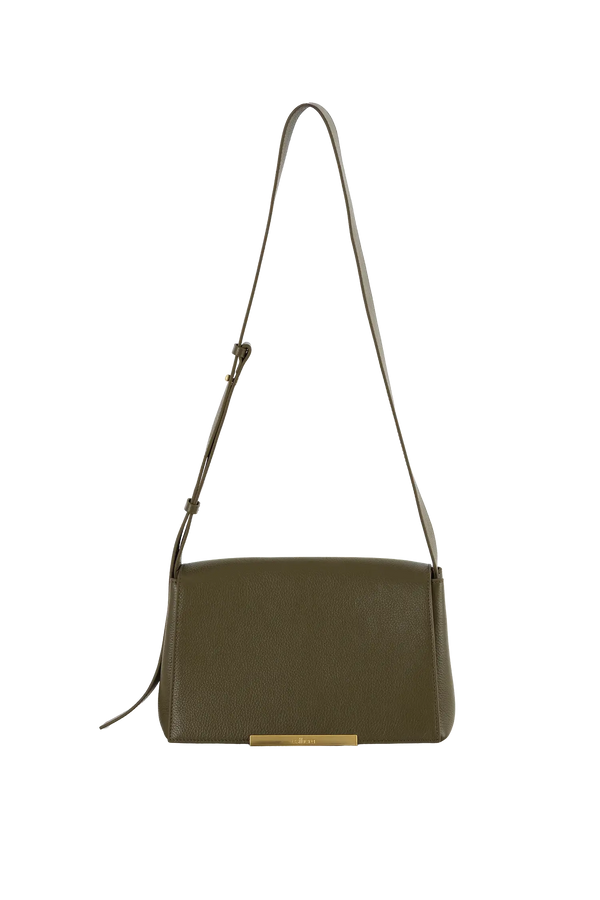 Bolsa tiracolo em couro legítimo na cor com tom elegante com fechamento seguro e alça ajustável confortável, design sofisticado e funcional ideal para o dia a dia.