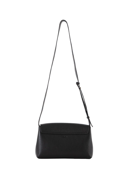 Bolsa tiracolo em couro legítimo na cor preta com fechamento seguro e alça ajustável confortável, design sofisticado e funcional ideal para o dia a dia.