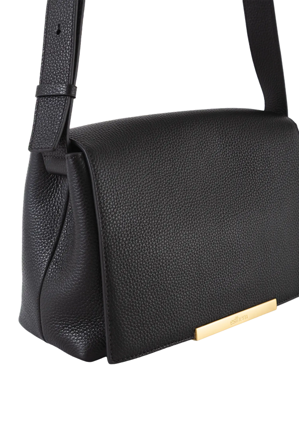 Bolsa tiracolo em couro legítimo na cor preta com fechamento seguro e alça ajustável confortável, design sofisticado e funcional ideal para o dia a dia.
