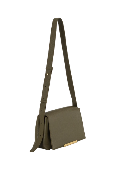 Bolsa tiracolo em couro legítimo na cor com tom elegante com fechamento seguro e alça ajustável confortável, design sofisticado e funcional ideal para o dia a dia.