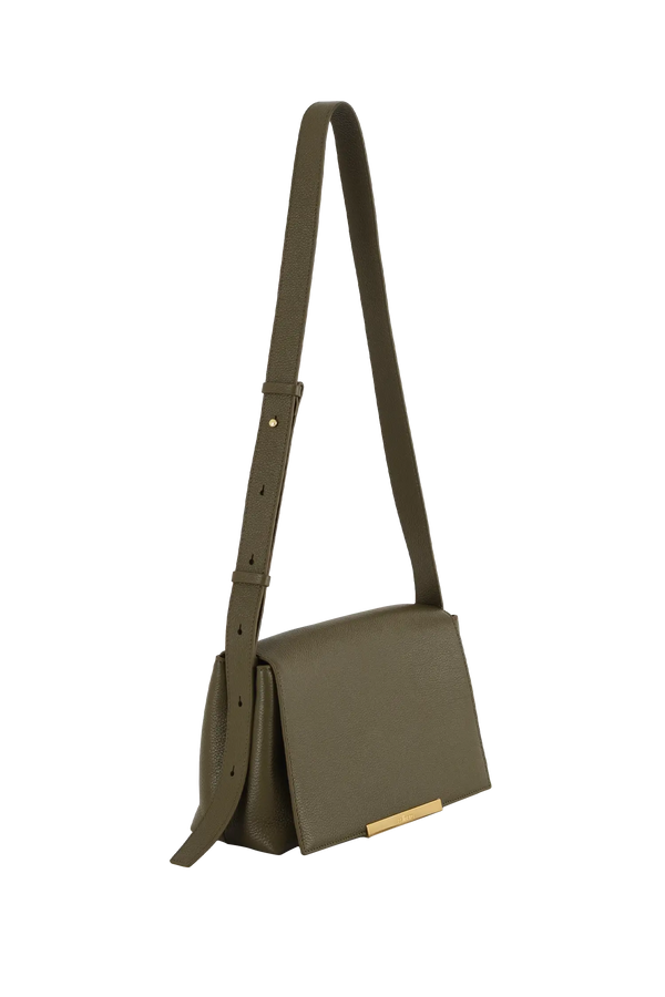Bolsa tiracolo em couro legítimo na cor com tom elegante com fechamento seguro e alça ajustável confortável, design sofisticado e funcional ideal para o dia a dia.