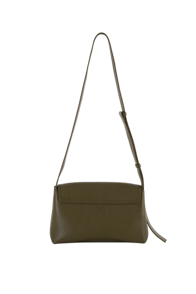 Bolsa tiracolo em couro legítimo na cor com tom elegante com fechamento seguro e alça ajustável confortável, design sofisticado e funcional ideal para o dia a dia.