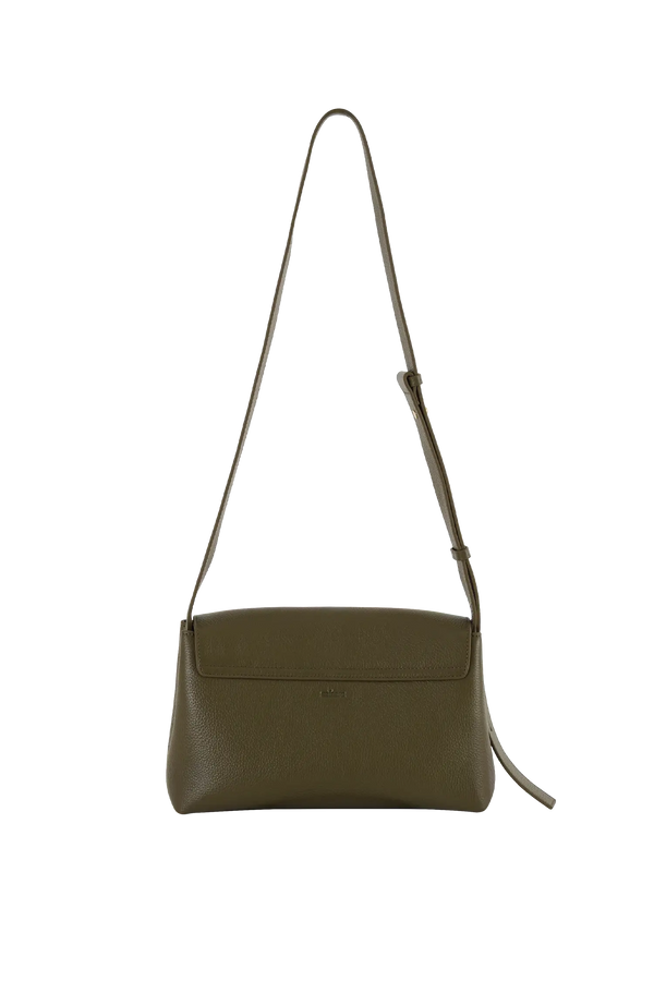 Bolsa tiracolo em couro legítimo na cor com tom elegante com fechamento seguro e alça ajustável confortável, design sofisticado e funcional ideal para o dia a dia.