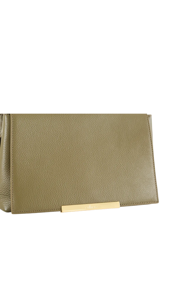 Bolsa tiracolo em couro legítimo na cor com tom elegante com fechamento seguro e alça ajustável confortável, design sofisticado e funcional ideal para o dia a dia.