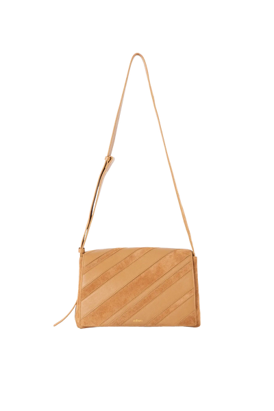 Bolsa tiracolo em camurça na cor com tom elegante com fechamento seguro e alça ajustável confortável, design sofisticado e funcional ideal para o dia a dia.