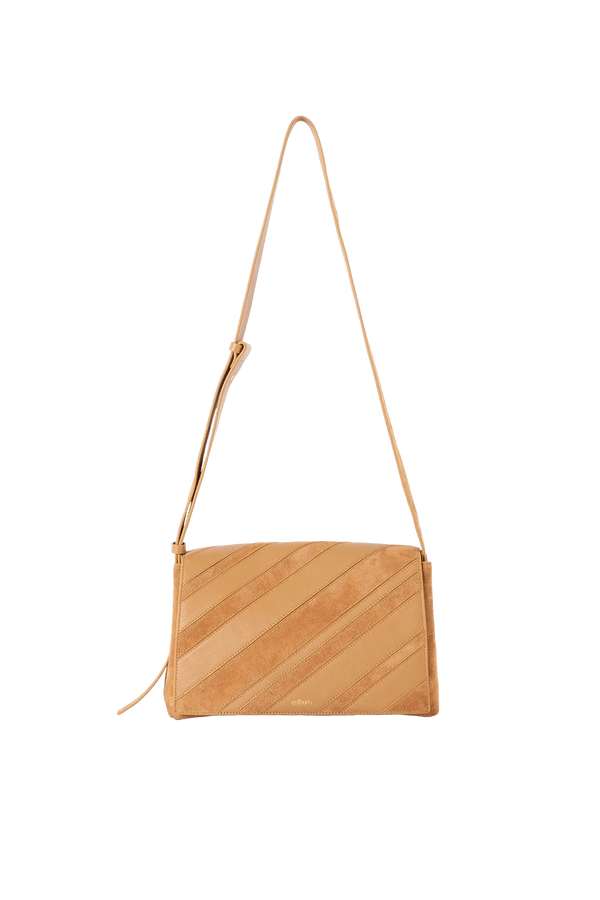 Bolsa tiracolo em camurça na cor com tom elegante com fechamento seguro e alça ajustável confortável, design sofisticado e funcional ideal para o dia a dia.