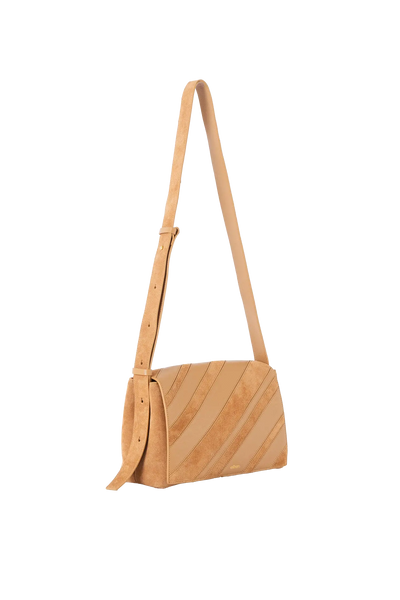 Bolsa tiracolo em camurça na cor com tom elegante com fechamento seguro e alça ajustável confortável, design sofisticado e funcional ideal para o dia a dia.