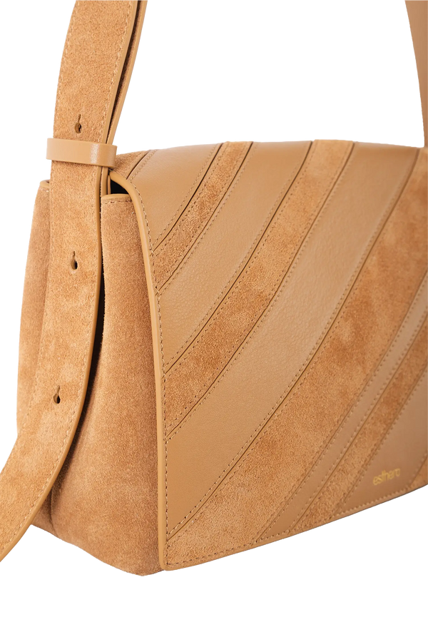 Bolsa tiracolo em camurça na cor com tom elegante com fechamento seguro e alça ajustável confortável, design sofisticado e funcional ideal para o dia a dia.