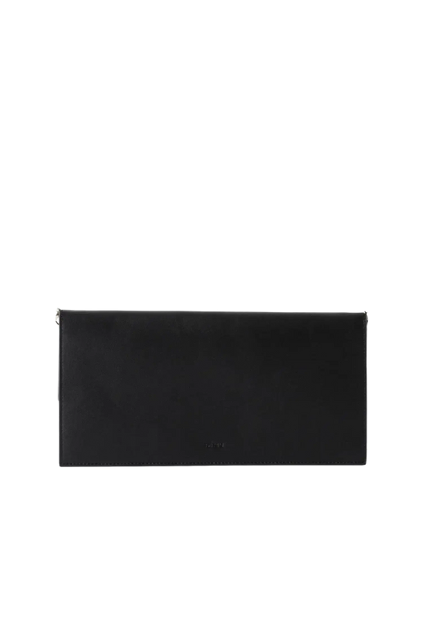 Bolsa em couro legítimo na cor preta com fechamento seguro e alça ajustável confortável, design sofisticado e funcional ideal para o dia a dia.