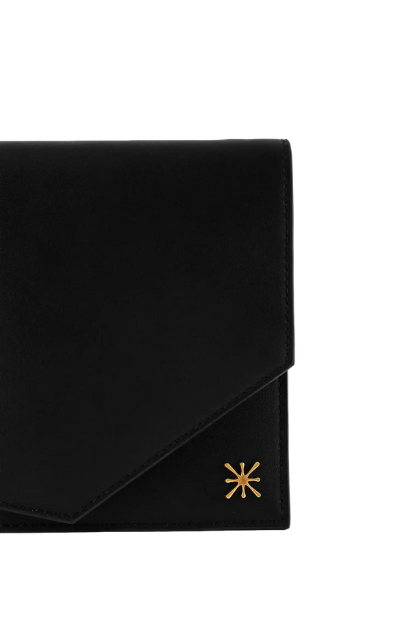 Bolsa em couro legítimo na cor preta com fechamento seguro e alça ajustável confortável, design sofisticado e funcional ideal para o dia a dia.
