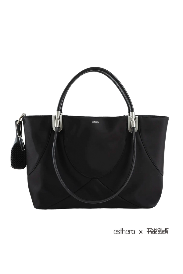 Bolsa de mão em couro legítimo na cor preta com fechamento seguro e alça ajustável confortável, design sofisticado e funcional ideal para o dia a dia.