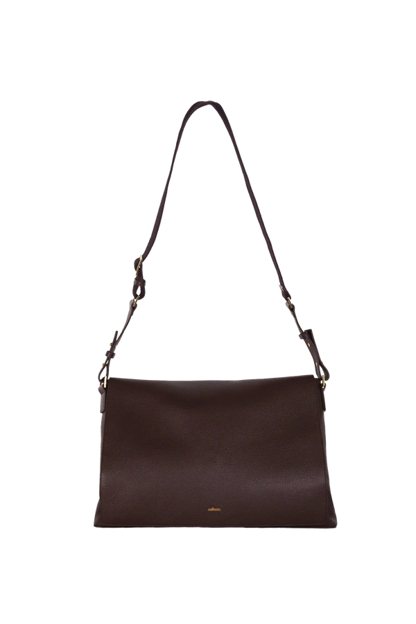 Bolsa tiracolo em couro legítimo na cor marrom claro com fechamento seguro e alça ajustável confortável, design sofisticado e funcional ideal para o dia a dia.