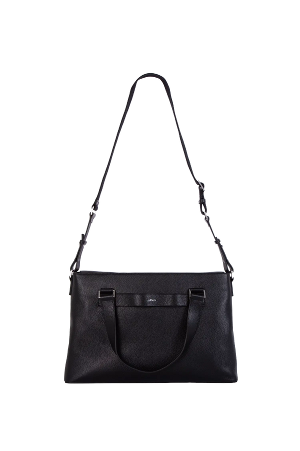 Bolsa tiracolo em couro legítimo na cor preta com fechamento seguro e alça ajustável confortável, design sofisticado e funcional ideal para o dia a dia.