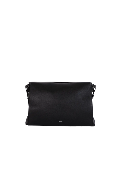 Bolsa tiracolo em couro legítimo na cor preta com fechamento seguro e alça ajustável confortável, design sofisticado e funcional ideal para o dia a dia.