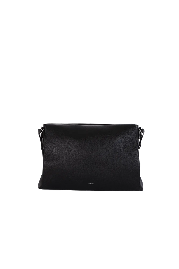 Bolsa tiracolo em couro legítimo na cor preta com fechamento seguro e alça ajustável confortável, design sofisticado e funcional ideal para o dia a dia.