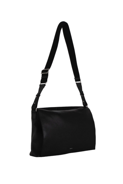 Bolsa tiracolo em couro legítimo na cor preta com fechamento seguro e alça ajustável confortável, design sofisticado e funcional ideal para o dia a dia.