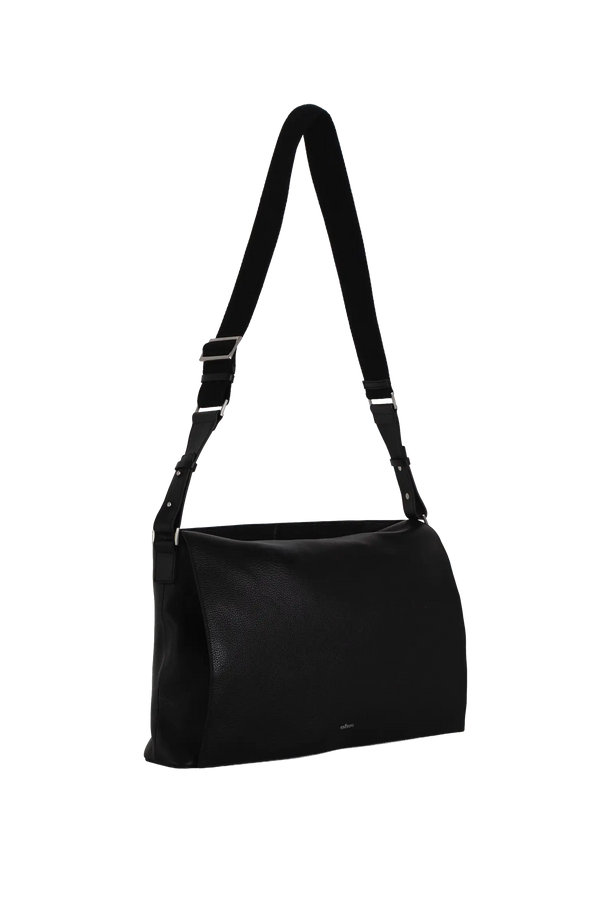 Bolsa tiracolo em couro legítimo na cor preta com fechamento seguro e alça ajustável confortável, design sofisticado e funcional ideal para o dia a dia.