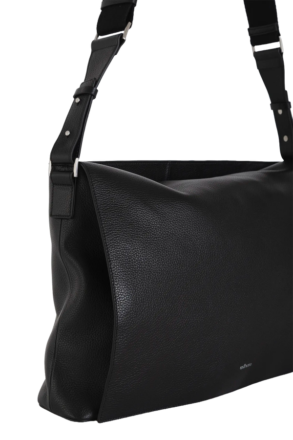 Bolsa tiracolo em couro legítimo na cor preta com fechamento seguro e alça ajustável confortável, design sofisticado e funcional ideal para o dia a dia.