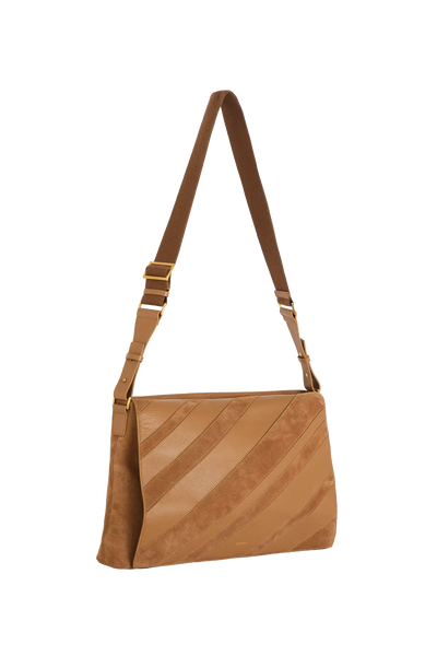 Bolsa tiracolo em camurça na cor com tom elegante com fechamento seguro e alça ajustável confortável, design sofisticado e funcional ideal para o dia a dia.