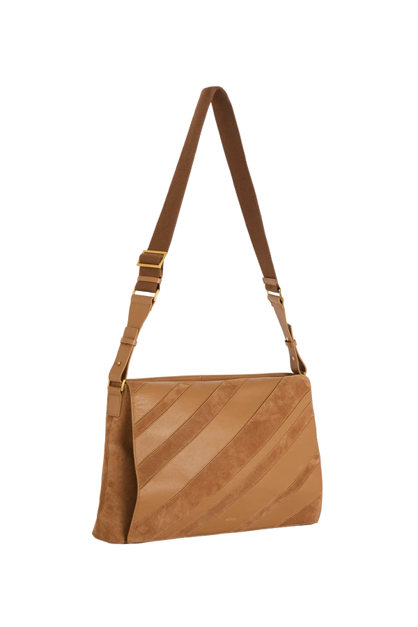 Bolsa tiracolo em camurça na cor com tom elegante com fechamento seguro e alça ajustável confortável, design sofisticado e funcional ideal para o dia a dia.