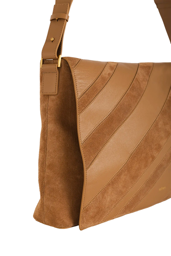 Bolsa tiracolo em camurça na cor com tom elegante com fechamento seguro e alça ajustável confortável, design sofisticado e funcional ideal para o dia a dia.
