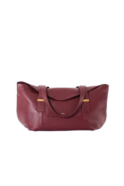 Bolsa de mão em couro legítimo na cor preta com fechamento por zíper e alça de ombro confortável, design sofisticado e funcional ideal para o dia a dia.