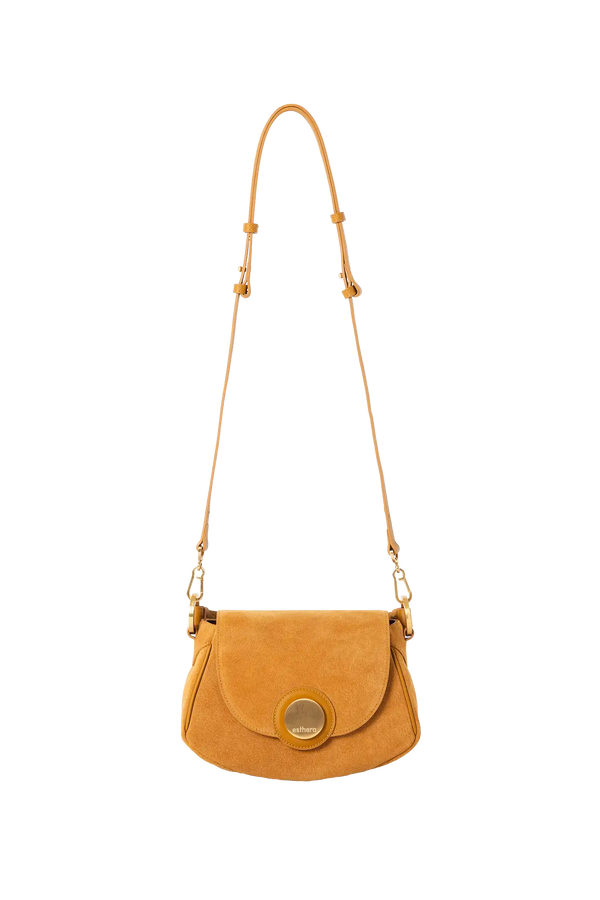Bolsa tiracolo em camurça na cor com tom elegante com fechamento seguro e alça ajustável confortável, design sofisticado e funcional ideal para o dia a dia.