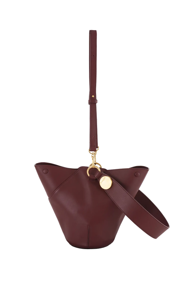 Bolsa em couro legítimo na cor burgundy com fechamento seguro e alça ajustável confortável, design sofisticado e funcional ideal para o dia a dia.