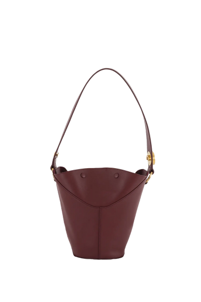 Bolsa em couro legítimo na cor burgundy com fechamento seguro e alça ajustável confortável, design sofisticado e funcional ideal para o dia a dia.