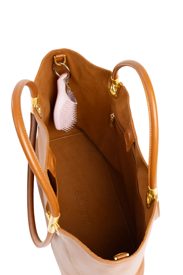 Bolsa de mão em couro legítimo na cor marrom claro com fechamento seguro e alça ajustável confortável, design sofisticado e funcional ideal para o dia a dia.