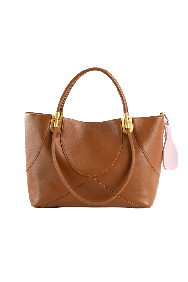 Bolsa de mão em couro legítimo na cor marrom claro com fechamento seguro e alça ajustável confortável, design sofisticado e funcional ideal para o dia a dia.