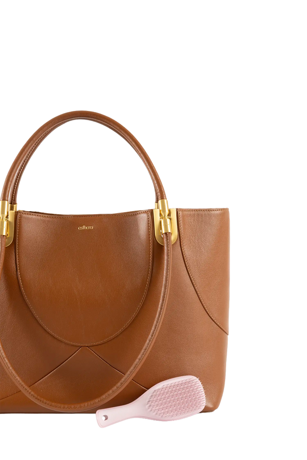 Bolsa de mão em couro legítimo na cor marrom claro com fechamento seguro e alça ajustável confortável, design sofisticado e funcional ideal para o dia a dia.