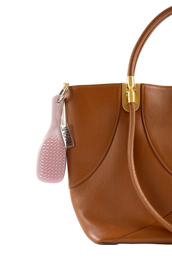Bolsa de mão em couro legítimo na cor marrom claro com fechamento seguro e alça ajustável confortável, design sofisticado e funcional ideal para o dia a dia.