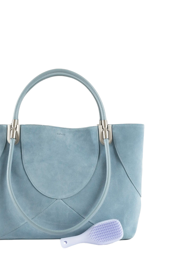Bolsa de mão em couro legítimo na cor com tom elegante com fechamento seguro e alça ajustável confortável, design sofisticado e funcional ideal para o dia a dia.