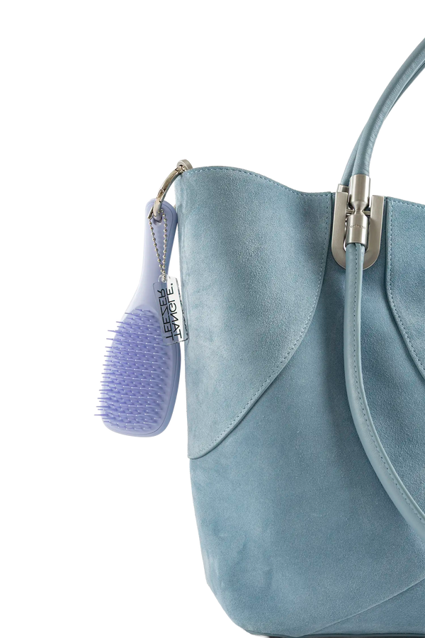 Bolsa de mão em couro legítimo na cor com tom elegante com fechamento seguro e alça ajustável confortável, design sofisticado e funcional ideal para o dia a dia.