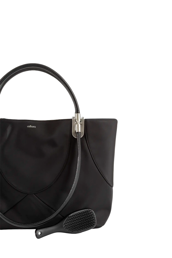 Bolsa de mão em couro legítimo na cor preta com fechamento seguro e alça ajustável confortável, design sofisticado e funcional ideal para o dia a dia.