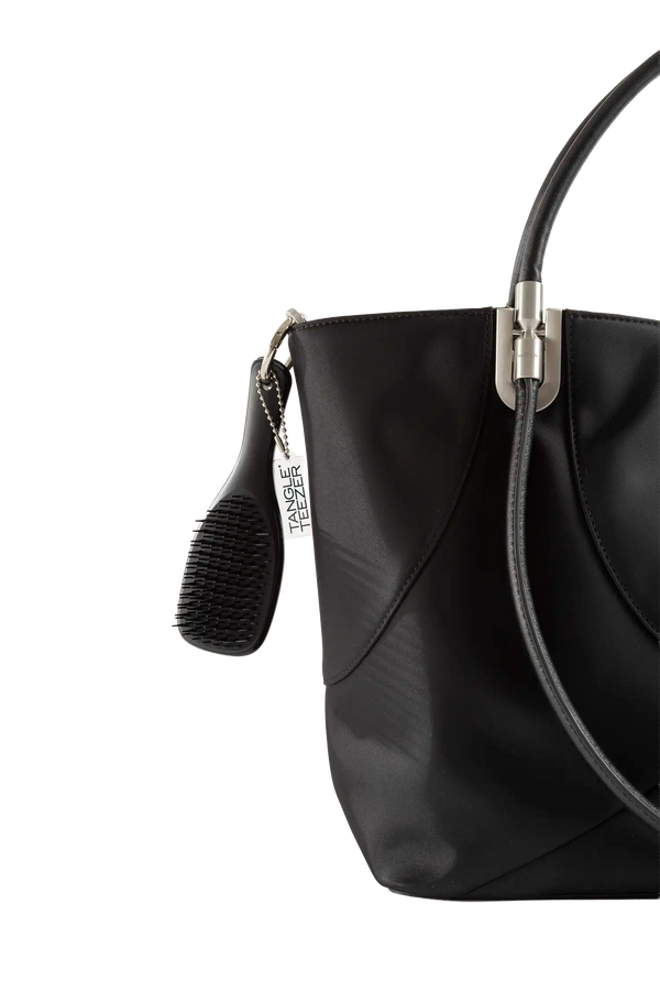 Bolsa de mão em couro legítimo na cor preta com fechamento seguro e alça ajustável confortável, design sofisticado e funcional ideal para o dia a dia.