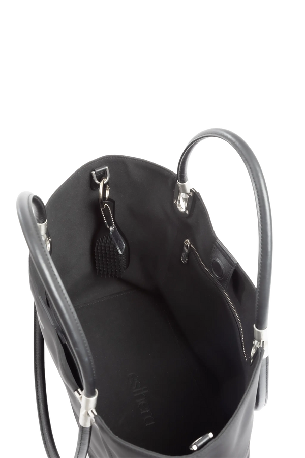 Bolsa de mão em couro legítimo na cor preta com fechamento seguro e alça ajustável confortável, design sofisticado e funcional ideal para o dia a dia.