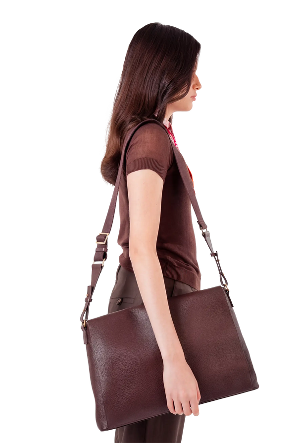 Bolsa tiracolo em couro legítimo na cor marrom claro com fechamento seguro e alça ajustável confortável, design sofisticado e funcional ideal para o dia a dia.
