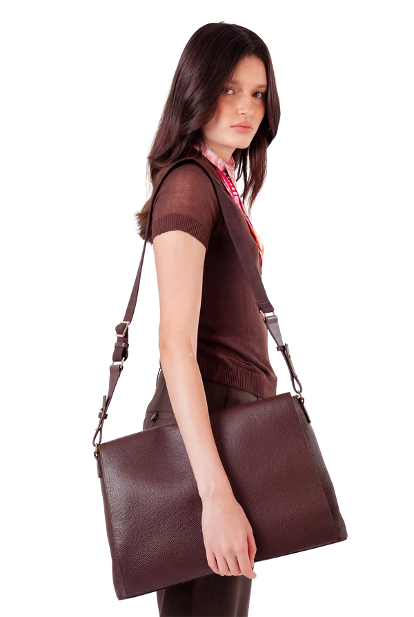 Bolsa tiracolo em couro legítimo na cor marrom claro com fechamento seguro e alça ajustável confortável, design sofisticado e funcional ideal para o dia a dia.