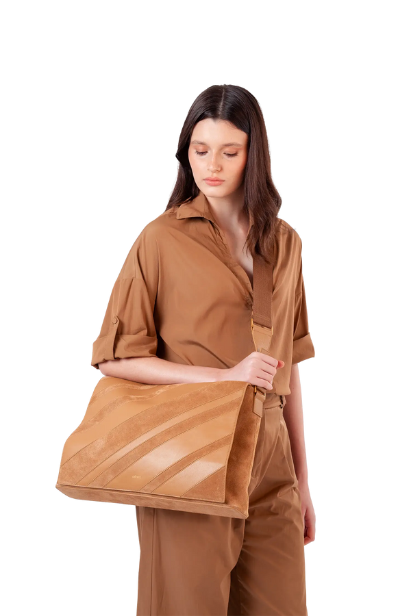 Bolsa tiracolo em camurça na cor com tom elegante com fechamento seguro e alça ajustável confortável, design sofisticado e funcional ideal para o dia a dia.