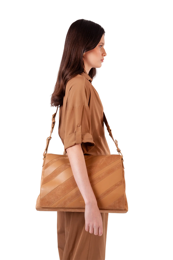 Bolsa tiracolo em camurça na cor com tom elegante com fechamento seguro e alça ajustável confortável, design sofisticado e funcional ideal para o dia a dia.