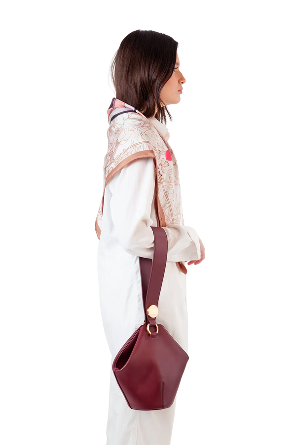 Bolsa em couro legítimo na cor burgundy com fechamento seguro e alça ajustável confortável, design sofisticado e funcional ideal para o dia a dia.